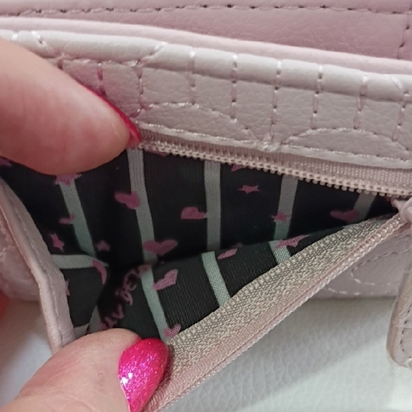 Betsey Johnson *NWOT* Light Pink Heart-Patterned Wallet - Picture 3 of 5